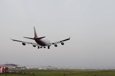 Bir yolcu uçağı iniş