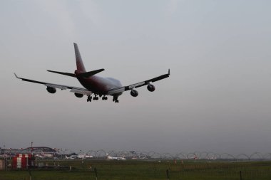 Bir yolcu uçağı iniş