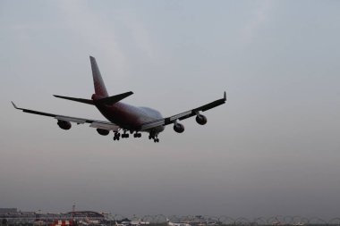 Bir yolcu uçağı iniş