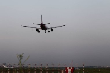 Bir yolcu uçağı iniş