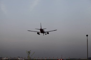 Bir yolcu uçağı iniş