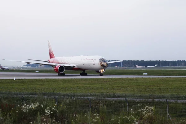 Bir yolcu uçağı iniş