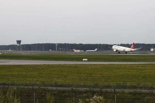 Bir yolcu uçağı iniş