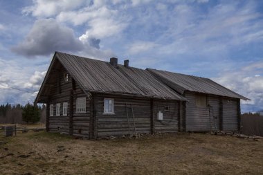Rus köy içinde eski ahşap kulübe