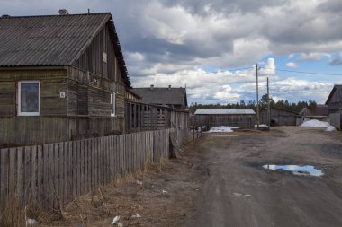 Rus köy içinde eski ahşap kulübe