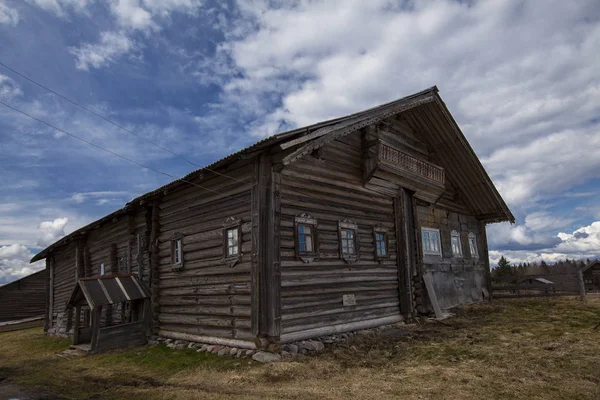 俄国村庄的老木小屋 — 图库照片