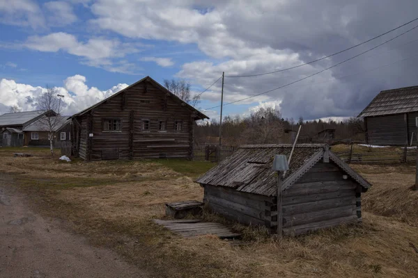 ロシアの村の古い木造の小屋 — ストック写真