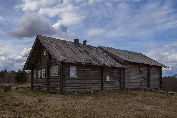 Старая деревянная хижина в русской деревне

