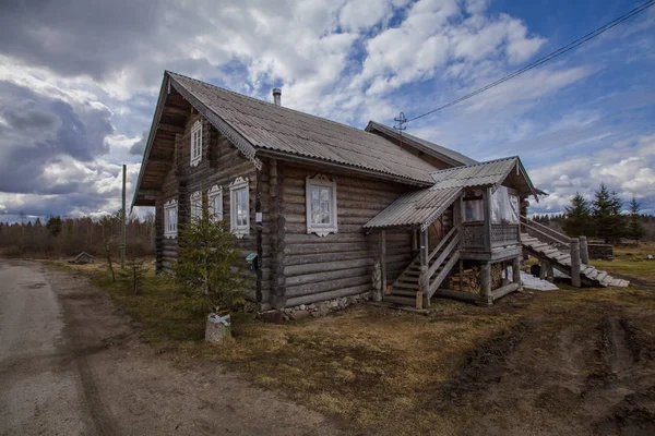 Staré Dřevěné Chatě Ruské Vesnici — Stock fotografie