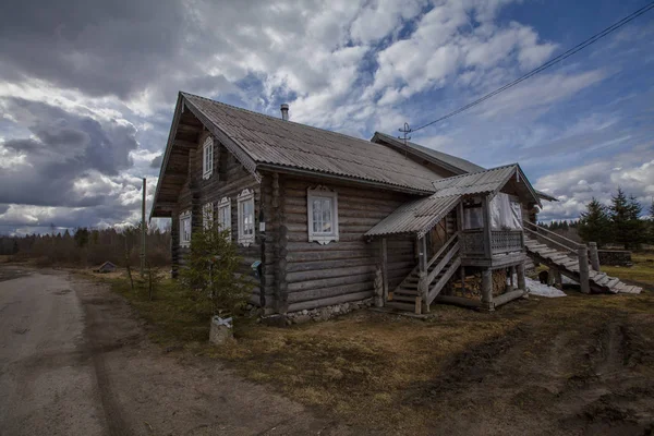 ロシアの村の古い木造の小屋 — ストック写真