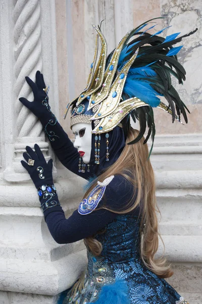 Венецианский Карнавал Фигура Красочном Сине Золотом Костюме Маске Венеция Италия — стоковое фото