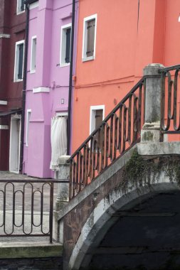 Parlak metal parmaklıklar Burano Venedik İtalya ile köprü ile renkli