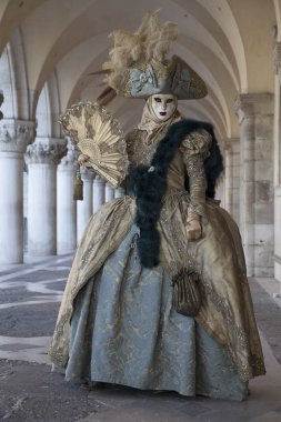 Venedik Karnavalı şekilde renkli kıyafet ve maske Doge's Palace Venedik Veneto İtalya Avrupa'nın Arcade altında