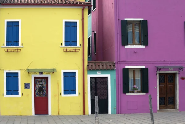 Casas Pintadas Colores Brillantes Amarillo Rosa Púrpura Con Persianas Rojas — Foto de Stock