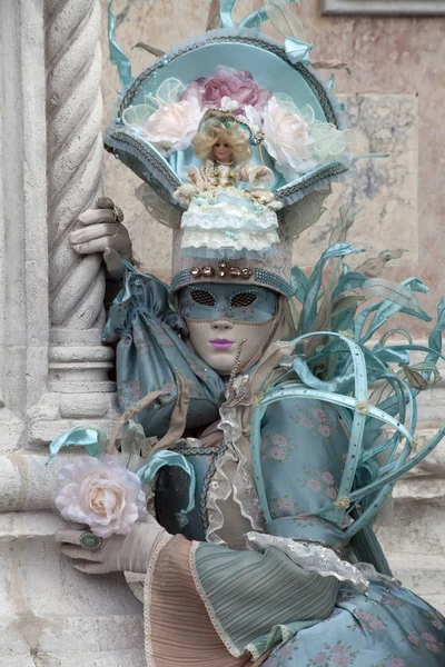 Venedik Karnavalı şekilde renkli kıyafet ve maske Doge's Palace Venedik Veneto İtalya Avrupa'nın Arcade altında