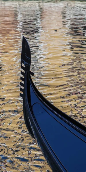 Góndola Con Colorido Reflejo Abstracto Edificios Canal Venecia Italia —  Fotos de Stock