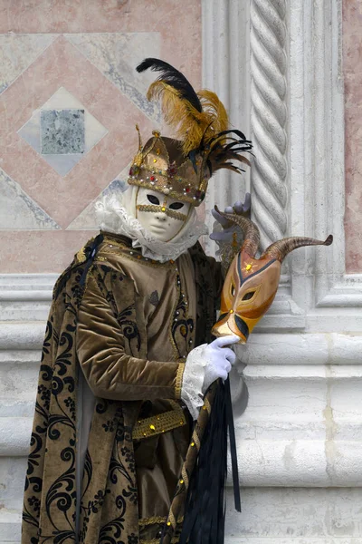 Венецианский Карнавал Разноцветном Коричневом Золотом Карнавальном Костюме Маске Венеция Италия — стоковое фото