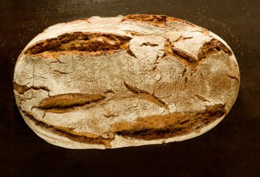 Taze Alman Maya çavdar ekmeği - yukarıdaki gelen koyu arka plan üzerinde