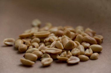 Kavrulmuş, tuzlanmış fıstık kahverengi kağıt yığını