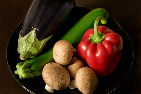 Studio Shot Arrangement Crimini Mushrooms Paprika Aubergine Zucchini Black Bowl — Stock Photo, Image