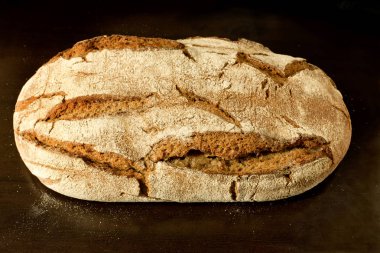 Taze Alman Maya çavdar ekmeği koyu arka plan üzerinde