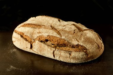 Taze Alman Maya çavdar ekmeği koyu arka plan üzerinde