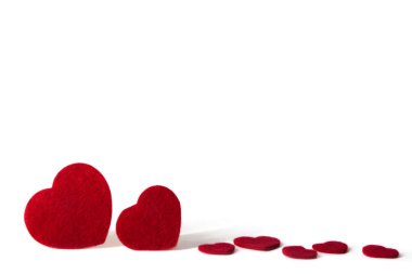 Beyaz bir arka plan üzerinde - Sevgililer, izole ayakta ve dağınık kırmızı keçe kalp seviyorum