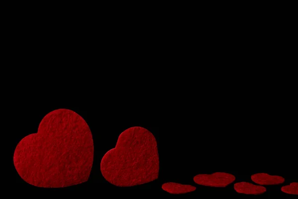 Coeurs Feutre Rouge Isolés Sur Fond Noir Valentines Amour — Photo