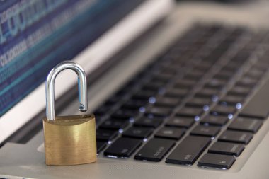 Veri koruma kavramı - laptop klavye wth asma kilit, ikili da