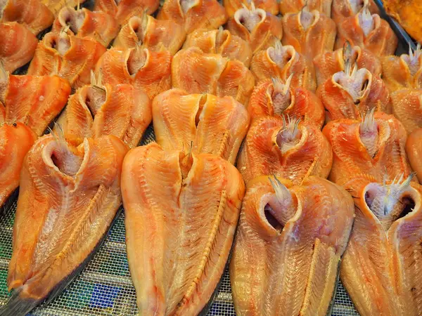 Pescado Seco Pescado Secado Sol Una Bandeja Bambú — Foto de Stock