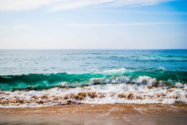 Atlantik Okyanusu 'nun güzel dalgaları. Portekiz 'in inanılmaz kıyıları.