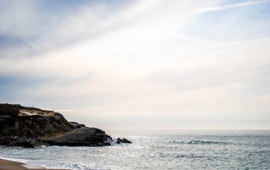 Atlantik Okyanusu 'nun güzel dalgaları. Portekiz 'in inanılmaz kıyıları.