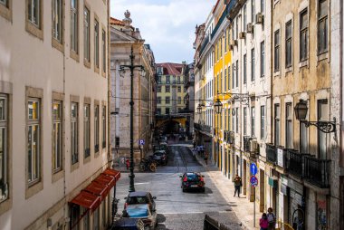 Lizbon 'un eski güzel caddeleri. Antik mimari, kaldırım taşlı yollar ve Portekiz 'in başkentinin dar sokakları.