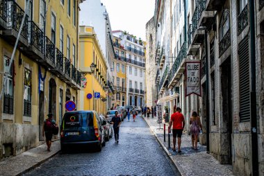 Lizbon 'un eski güzel caddeleri. Antik mimari, kaldırım taşlı yollar ve Portekiz 'in başkentinin dar sokakları.