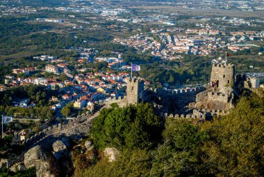 Dağdaki kaleden küçük bir kasabanın güzel manzarası.