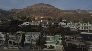 Malibu havadan görünümü okyanus yakın ev sahipliği yapmaktadır. Malibu Emlak. Modern evler
