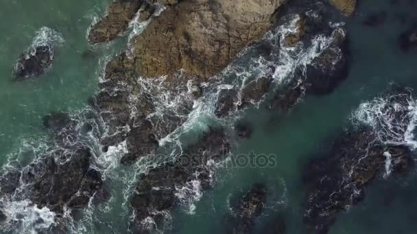 Vue aérienne des vagues océaniques et des montagnes. Malibu vue sur la plage 