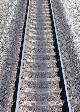 Demiryolu günbatımı güzel gökyüzüne karşı. Sanayi Peyzaj.