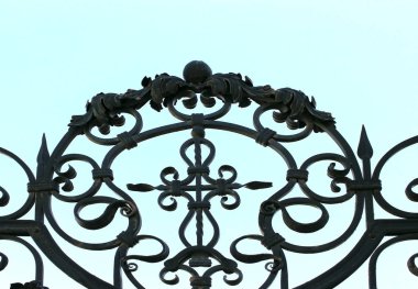 Mavi bir gökyüzü arka plan üzerinde bir metal çit Seviyelendirilmiş unsurları