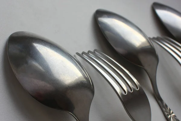 Çatal ve kaşık çatal bıçak takımı kümesi. Karanlık bir arka plan karşı