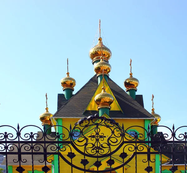 Mavi gökyüzüne karşı insanların din bina Kilisesi