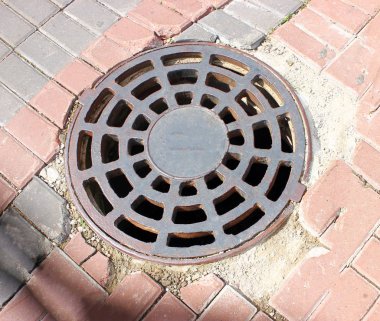 Metal kapak taş kaldırımda. Eski kanalizasyon sistemi