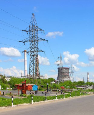 fabrika işçisi, Sanayi tipi elektrik hatları çok sayıda borular zemin karşı bitki güç kaynağına yürütmektedir.
