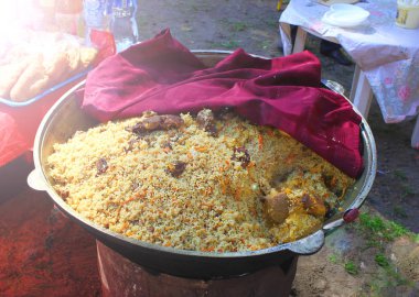 Bir kazan, pirinç, et, soğan ve havuç, Doğu mutfağı, yemek Pilav.