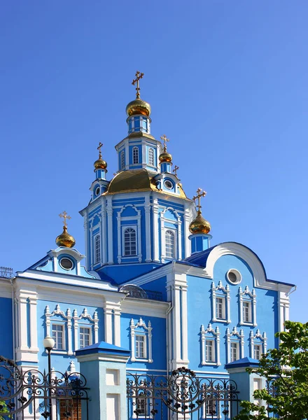 Igreja Construindo Contra Céu Azul Religião Das Pessoas — Fotografia de Stock