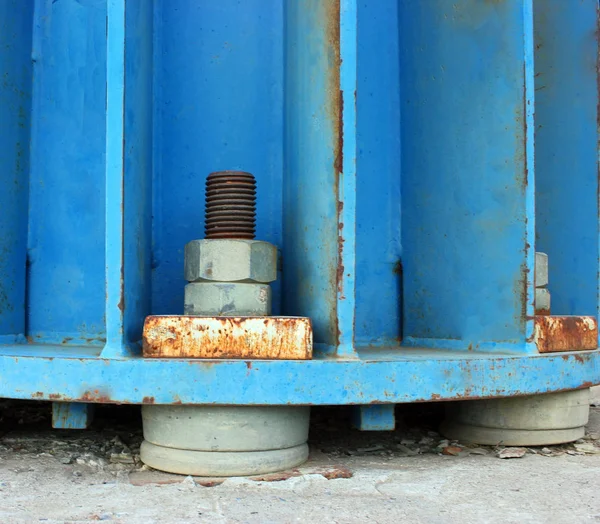 Bağlantı elemanları - vidalar ve elektrik metal elektrik direği ikinci dereceden beton zemin üzerinde fındık.