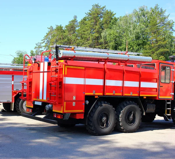 Φωτιά Φορτηγό Μεταφορές Για Την Εξάλειψη Της Πυρκαγιάς Πυροσβεστικά Μέσα — Φωτογραφία Αρχείου