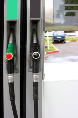 Benzinli ve dizel yakıt pompası püskürtme benzin istasyonunda. Taşıma için enerji kaynağı