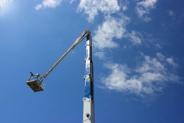 İtfaiye itfaiye merdiven üzerinde egzersiz. tehlikeli bir iş bu organizasyon ve ekip çalışması alır