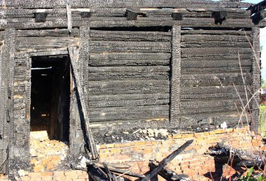 Savaş yok, ahşap evi yaktım, kömürleşmiş duvarlar, yanmış çatı, siyah tavan